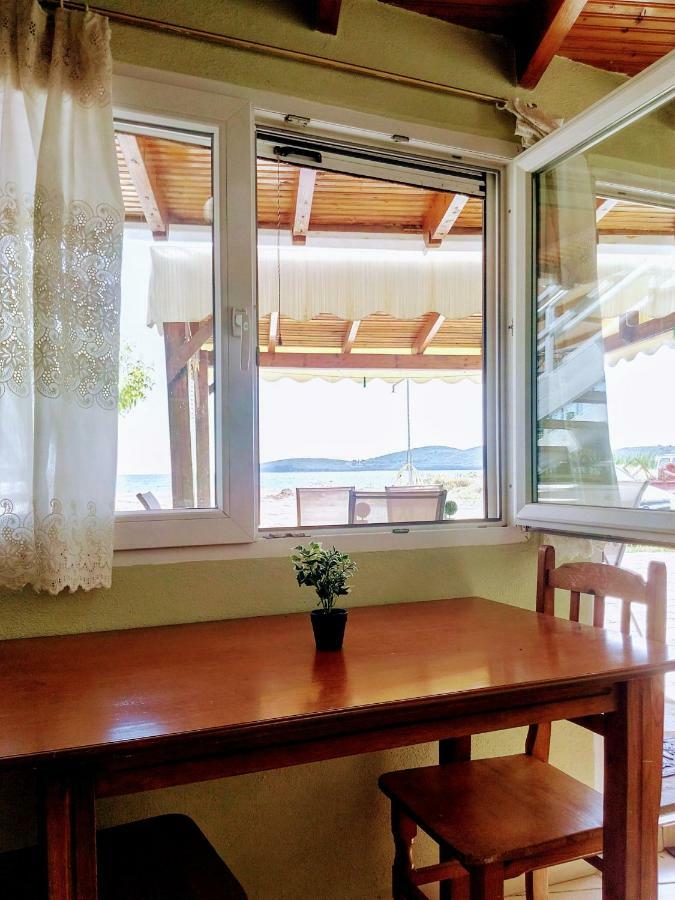Retro Beach House เนอาเปรามอส ภายนอก รูปภาพ